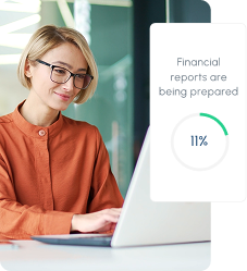 Profesional analizando información en portátil